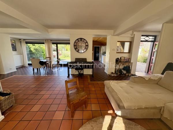 Située au cœur du village prisé de Chamant, à deux pas de Senlis et bénéficiant d’un accès rapide à l’Autoroute A1, cette charmante maison en pierre  conjugue authenticité, volumes généreux et cadre de vie bucolique.

Dès l’entrée, vous serez séduits par une vaste pièce de vie baignée de lumière de plus de 50 m², sublimée par un poêle à bois et un espace bureau idéal pour le télétravail ou un coin lecture. 
Dans le prolongement, une belle cuisine ouverte entièrement équipée  invite à la convivialité. 
Une buanderie fonctionnelle avec accès direct au garage complète intelligemment ce niveau.

Le rez-de-chaussée propose également une chambre, une salle d’eau ainsi que des toilettes indépendantes.

À l’étage, l’espace nuit se compose de deux chambres, dont une superbe suite aux volumes particulièrement confortables. 
Une salle de bains équipée d’une baignoire, d’une douche et de toilettes, ainsi que de nombreux rangements viennent parfaire cet étage.

À l’extérieur, vous profiterez d’un agréable jardin clos & arboré sans vis-à-vis direct, idéal pour savourer des moments de détente en toute tranquillité. 
Une terrasse prolonge harmonieusement les espaces de vie vers le jardin.

Un garage double de 30 m² ainsi que deux places de stationnement privatives complètent ce bien.

Une maison familiale pleine de cachet, alliant charme de l’ancien et confort moderne, dans un environnement recherché  et à proximité immédiate des grands axes.