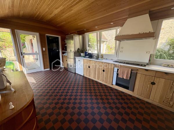 Située au cœur du village prisé de Chamant, à deux pas de Senlis et bénéficiant d’un accès rapide à l’Autoroute A1, cette charmante maison en pierre  conjugue authenticité, volumes généreux et cadre de vie bucolique.

Dès l’entrée, vous serez séduits par une vaste pièce de vie baignée de lumière de plus de 50 m², sublimée par un poêle à bois et un espace bureau idéal pour le télétravail ou un coin lecture. 
Dans le prolongement, une belle cuisine ouverte entièrement équipée  invite à la convivialité. 
Une buanderie fonctionnelle avec accès direct au garage complète intelligemment ce niveau.

Le rez-de-chaussée propose également une chambre, une salle d’eau ainsi que des toilettes indépendantes.

À l’étage, l’espace nuit se compose de deux chambres, dont une superbe suite aux volumes particulièrement confortables. 
Une salle de bains équipée d’une baignoire, d’une douche et de toilettes, ainsi que de nombreux rangements viennent parfaire cet étage.

À l’extérieur, vous profiterez d’un agréable jardin clos & arboré sans vis-à-vis direct, idéal pour savourer des moments de détente en toute tranquillité. 
Une terrasse prolonge harmonieusement les espaces de vie vers le jardin.

Un garage double de 30 m² ainsi que deux places de stationnement privatives complètent ce bien.

Une maison familiale pleine de cachet, alliant charme de l’ancien et confort moderne, dans un environnement recherché  et à proximité immédiate des grands axes.