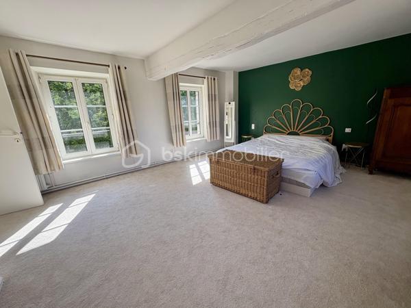 Située au cœur du village prisé de Chamant, à deux pas de Senlis et bénéficiant d’un accès rapide à l’Autoroute A1, cette charmante maison en pierre  conjugue authenticité, volumes généreux et cadre de vie bucolique.

Dès l’entrée, vous serez séduits par une vaste pièce de vie baignée de lumière de plus de 50 m², sublimée par un poêle à bois et un espace bureau idéal pour le télétravail ou un coin lecture. 
Dans le prolongement, une belle cuisine ouverte entièrement équipée  invite à la convivialité. 
Une buanderie fonctionnelle avec accès direct au garage complète intelligemment ce niveau.

Le rez-de-chaussée propose également une chambre, une salle d’eau ainsi que des toilettes indépendantes.

À l’étage, l’espace nuit se compose de deux chambres, dont une superbe suite aux volumes particulièrement confortables. 
Une salle de bains équipée d’une baignoire, d’une douche et de toilettes, ainsi que de nombreux rangements viennent parfaire cet étage.

À l’extérieur, vous profiterez d’un agréable jardin clos & arboré sans vis-à-vis direct, idéal pour savourer des moments de détente en toute tranquillité. 
Une terrasse prolonge harmonieusement les espaces de vie vers le jardin.

Un garage double de 30 m² ainsi que deux places de stationnement privatives complètent ce bien.

Une maison familiale pleine de cachet, alliant charme de l’ancien et confort moderne, dans un environnement recherché  et à proximité immédiate des grands axes.