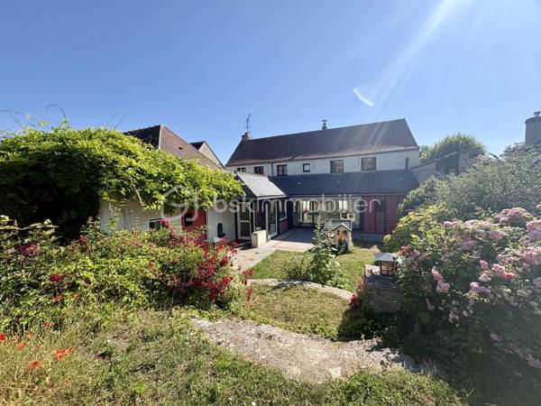 Située au cœur du village prisé de Chamant, à deux pas de Senlis et bénéficiant d’un accès rapide à l’Autoroute A1, cette charmante maison en pierre  conjugue authenticité, volumes généreux et cadre de vie bucolique.

Dès l’entrée, vous serez séduits par une vaste pièce de vie baignée de lumière de plus de 50 m², sublimée par un poêle à bois et un espace bureau idéal pour le télétravail ou un coin lecture. 
Dans le prolongement, une belle cuisine ouverte entièrement équipée  invite à la convivialité. 
Une buanderie fonctionnelle avec accès direct au garage complète intelligemment ce niveau.

Le rez-de-chaussée propose également une chambre, une salle d’eau ainsi que des toilettes indépendantes.

À l’étage, l’espace nuit se compose de deux chambres, dont une superbe suite aux volumes particulièrement confortables. 
Une salle de bains équipée d’une baignoire, d’une douche et de toilettes, ainsi que de nombreux rangements viennent parfaire cet étage.

À l’extérieur, vous profiterez d’un agréable jardin clos & arboré sans vis-à-vis direct, idéal pour savourer des moments de détente en toute tranquillité. 
Une terrasse prolonge harmonieusement les espaces de vie vers le jardin.

Un garage double de 30 m² ainsi que deux places de stationnement privatives complètent ce bien.

Une maison familiale pleine de cachet, alliant charme de l’ancien et confort moderne, dans un environnement recherché  et à proximité immédiate des grands axes.