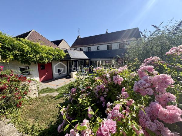 Située au cœur du village prisé de Chamant, à deux pas de Senlis et bénéficiant d’un accès rapide à l’Autoroute A1, cette charmante maison en pierre  conjugue authenticité, volumes généreux et cadre de vie bucolique.

Dès l’entrée, vous serez séduits par une vaste pièce de vie baignée de lumière de plus de 50 m², sublimée par un poêle à bois et un espace bureau idéal pour le télétravail ou un coin lecture. 
Dans le prolongement, une belle cuisine ouverte entièrement équipée  invite à la convivialité. 
Une buanderie fonctionnelle avec accès direct au garage complète intelligemment ce niveau.

Le rez-de-chaussée propose également une chambre, une salle d’eau ainsi que des toilettes indépendantes.

À l’étage, l’espace nuit se compose de deux chambres, dont une superbe suite aux volumes particulièrement confortables. 
Une salle de bains équipée d’une baignoire, d’une douche et de toilettes, ainsi que de nombreux rangements viennent parfaire cet étage.

À l’extérieur, vous profiterez d’un agréable jardin clos & arboré sans vis-à-vis direct, idéal pour savourer des moments de détente en toute tranquillité. 
Une terrasse prolonge harmonieusement les espaces de vie vers le jardin.

Un garage double de 30 m² ainsi que deux places de stationnement privatives complètent ce bien.

Une maison familiale pleine de cachet, alliant charme de l’ancien et confort moderne, dans un environnement recherché  et à proximité immédiate des grands axes.