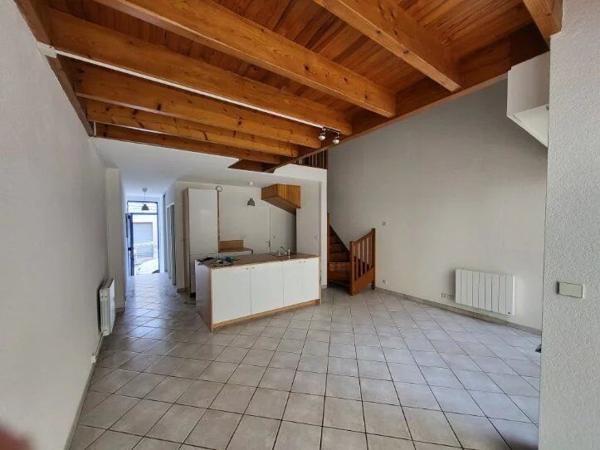 Location                                                      Maison de ville
                        
                     4 pièces                      77 m2                     à Bordeaux