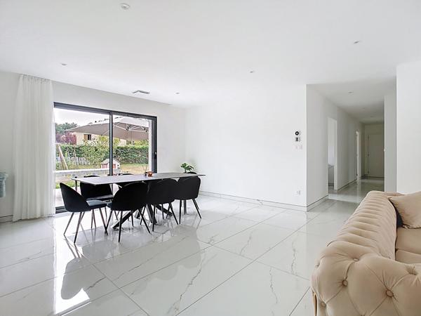 Maison de plain pied sous décennale à vendre à Saint Pantaléon de Larche - 3 chambres - un garage - Terrasse