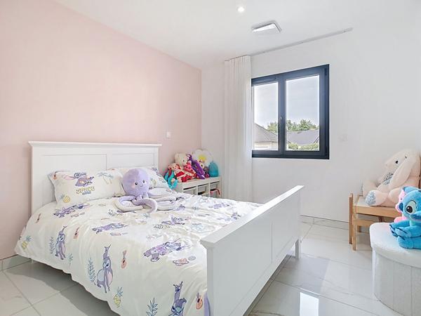 Maison de plain pied sous décennale à vendre à Saint Pantaléon de Larche - 3 chambres - un garage - Terrasse