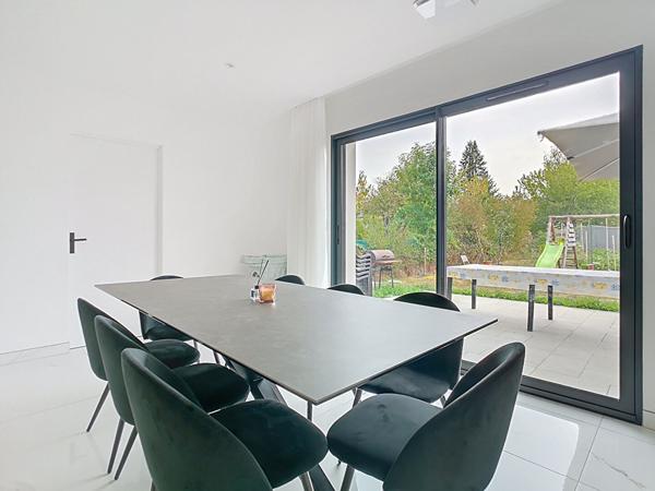 Maison de plain pied sous décennale à vendre à Saint Pantaléon de Larche - 3 chambres - un garage - Terrasse