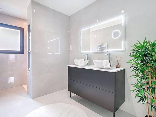 Maison de plain pied sous décennale à vendre à Saint Pantaléon de Larche - 3 chambres - un garage - Terrasse