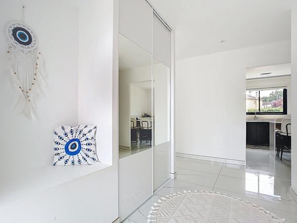 Maison de plain pied sous décennale à vendre à Saint Pantaléon de Larche - 3 chambres - un garage - Terrasse