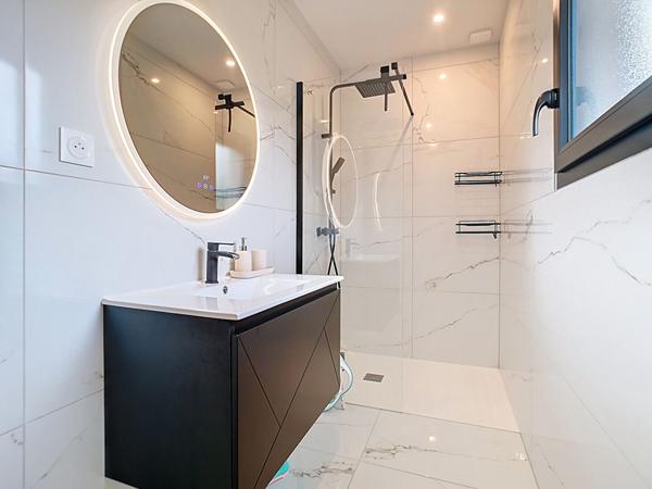 Maison de plain pied sous décennale à vendre à Saint Pantaléon de Larche - 3 chambres - un garage - Terrasse