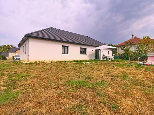 Maison de plain pied sous décennale à vendre à Saint Pantaléon de Larche - 3 chambres - un garage - Terrasse