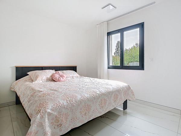 Maison de plain pied sous décennale à vendre à Saint Pantaléon de Larche - 3 chambres - un garage - Terrasse