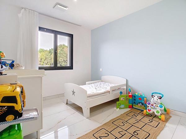 Maison de plain pied sous décennale à vendre à Saint Pantaléon de Larche - 3 chambres - un garage - Terrasse