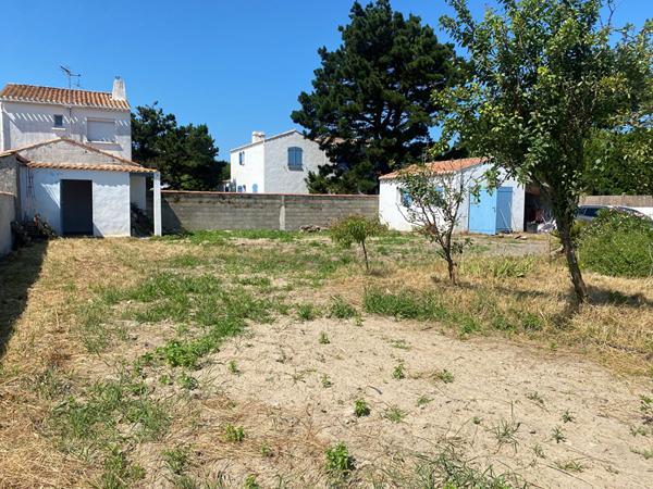 Terrain à bâtir avec garage et dépendance proche forêt, plage et centre.
