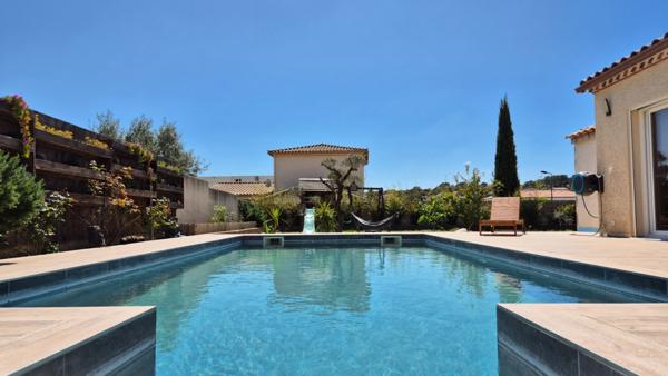 Dpt Gard (30), Poulx, maison P5 R+1, environ 130 m², terrain 505 m², piscine, garage.