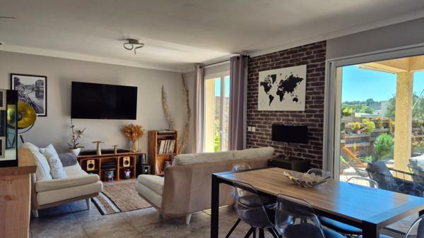 Dpt Gard (30), Poulx, maison P5 R+1, environ 130 m², terrain 505 m², piscine, garage.