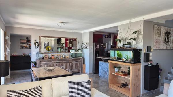 Dpt Gard (30), Poulx, maison P5 R+1, environ 130 m², terrain 505 m², piscine, garage.