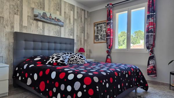 Dpt Gard (30), Poulx, maison P5 R+1, environ 130 m², terrain 505 m², piscine, garage.