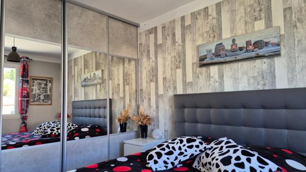 Dpt Gard (30), Poulx, maison P5 R+1, environ 130 m², terrain 505 m², piscine, garage.