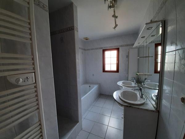 MAISON DE PLAIN PIEDS DANS LOTISSEMENT PRISÉ
