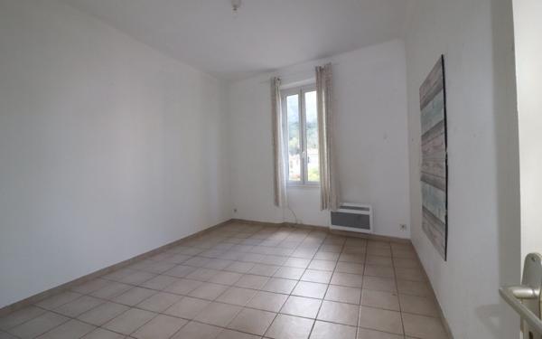 Appartement à louer    3 pièces • 56 m2 Roquevaire