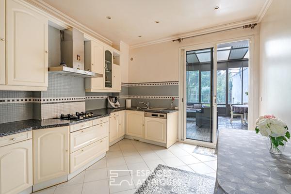 Belle maison d’architecte avec jardin paysagé pour habitation et activité professionnelle