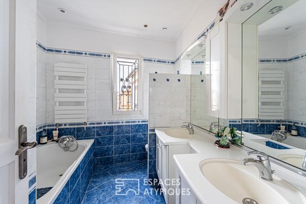 Belle maison d’architecte avec jardin paysagé pour habitation et activité professionnelle