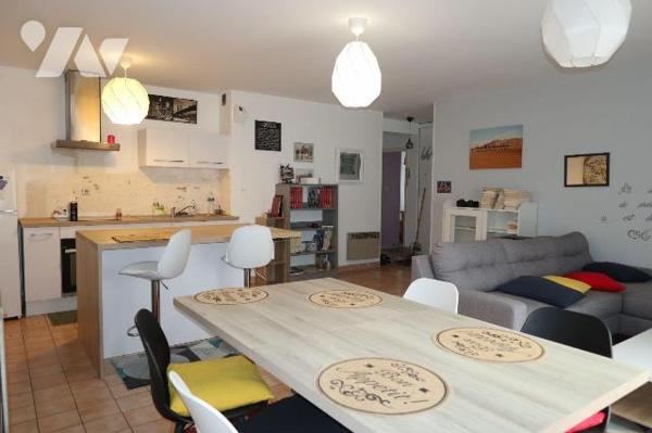 LANDERNEAU CENTRE - Exclusivité - Situé au 2ème étage (sans ascenseur), cet appartement lumineu...