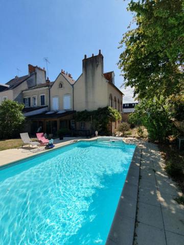 Maison de ville 6 chambres, jardin, piscine et garage. Proche centre ville