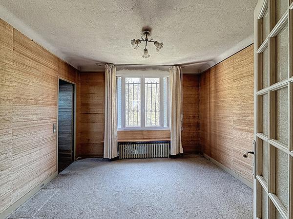 MONTREUIL, AU PIED DU PARC DES BEAUMONTS, 10 MIN DU CENTRE-VILLE ET DES METROS LIGNE 9, BELLE MAISON BOURGEOISE DES ANNEES 60 SUR 2 PARCELLES DE TERRAINS POUR POUR UNE SUPERFICIE TOTALE DE 776M² . TRAVAUX A PREVOIR. TRES BEAU POTENTIEL.