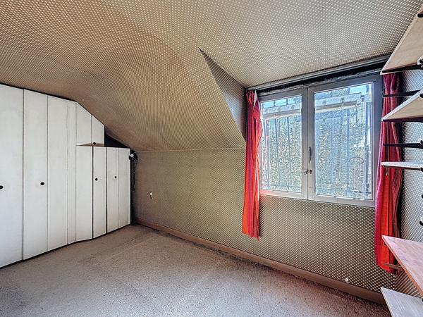 MONTREUIL, AU PIED DU PARC DES BEAUMONTS, 10 MIN DU CENTRE-VILLE ET DES METROS LIGNE 9, BELLE MAISON BOURGEOISE DES ANNEES 60 SUR 2 PARCELLES DE TERRAINS POUR POUR UNE SUPERFICIE TOTALE DE 776M² . TRAVAUX A PREVOIR. TRES BEAU POTENTIEL.