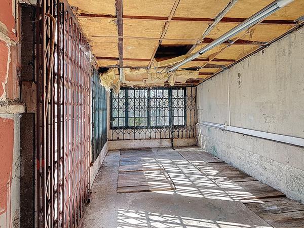 MONTREUIL, AU PIED DU PARC DES BEAUMONTS, 10 MIN DU CENTRE-VILLE ET DES METROS LIGNE 9, BELLE MAISON BOURGEOISE DES ANNEES 60 SUR 2 PARCELLES DE TERRAINS POUR POUR UNE SUPERFICIE TOTALE DE 776M² . TRAVAUX A PREVOIR. TRES BEAU POTENTIEL.