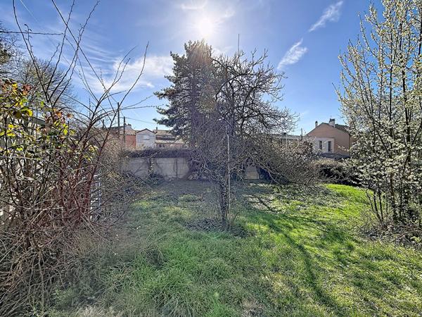 MONTREUIL, AU PIED DU PARC DES BEAUMONTS, 10 MIN DU CENTRE-VILLE ET DES METROS LIGNE 9, BELLE MAISON BOURGEOISE DES ANNEES 60 SUR 2 PARCELLES DE TERRAINS POUR POUR UNE SUPERFICIE TOTALE DE 776M² . TRAVAUX A PREVOIR. TRES BEAU POTENTIEL.