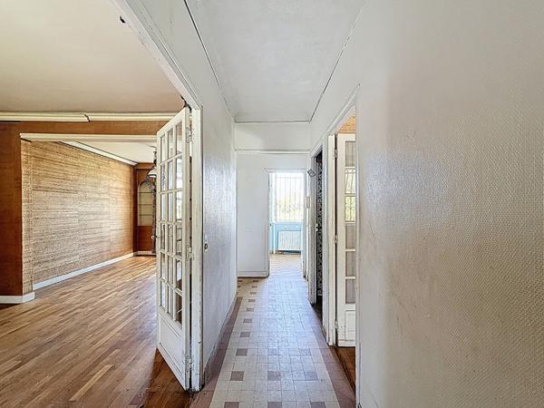 MONTREUIL, AU PIED DU PARC DES BEAUMONTS, 10 MIN DU CENTRE-VILLE ET DES METROS LIGNE 9, BELLE MAISON BOURGEOISE DES ANNEES 60 SUR 2 PARCELLES DE TERRAINS POUR POUR UNE SUPERFICIE TOTALE DE 776M² . TRAVAUX A PREVOIR. TRES BEAU POTENTIEL.