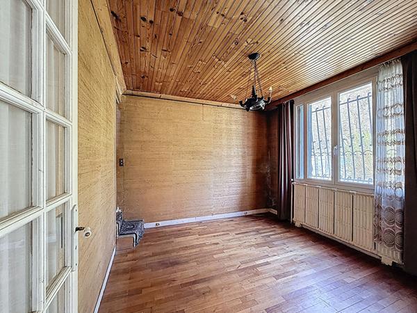 MONTREUIL, AU PIED DU PARC DES BEAUMONTS, 10 MIN DU CENTRE-VILLE ET DES METROS LIGNE 9, BELLE MAISON BOURGEOISE DES ANNEES 60 SUR 2 PARCELLES DE TERRAINS POUR POUR UNE SUPERFICIE TOTALE DE 776M² . TRAVAUX A PREVOIR. TRES BEAU POTENTIEL.