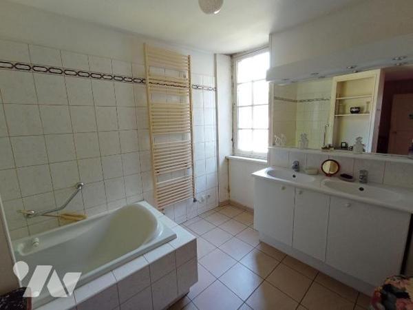 A ARGENTAN, un ancien prieuré d'environ 240m² comprenant:
-Au rez de chaussée: un séjour-salon...