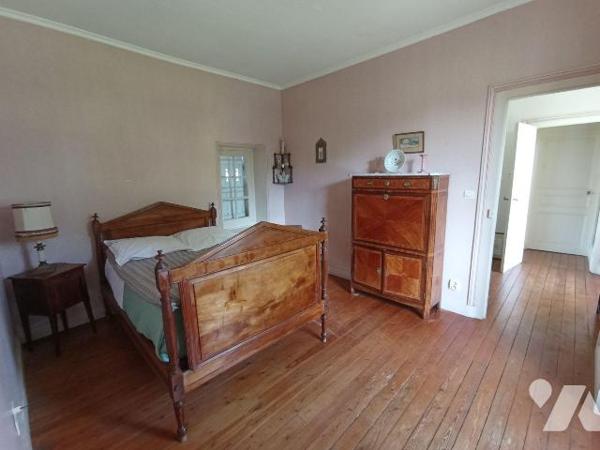 A ARGENTAN, un ancien prieuré d'environ 240m² comprenant:
-Au rez de chaussée: un séjour-salon...