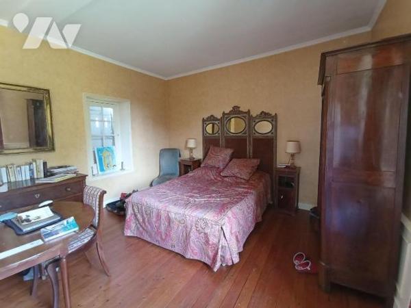 A ARGENTAN, un ancien prieuré d'environ 240m² comprenant:
-Au rez de chaussée: un séjour-salon...