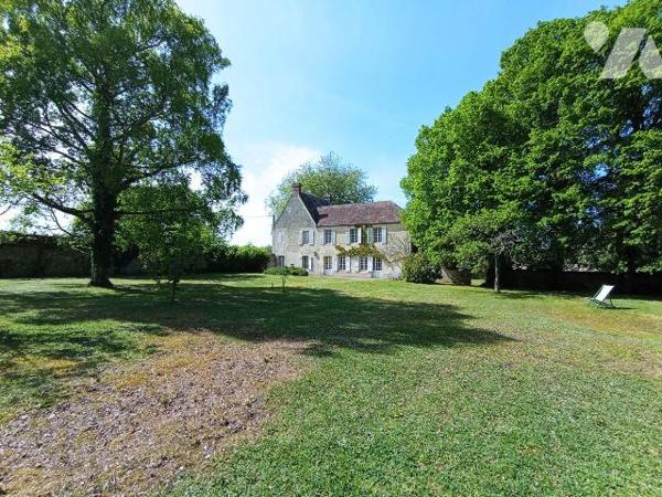 A ARGENTAN, un ancien prieuré d'environ 240m² comprenant:
-Au rez de chaussée: un séjour-salon...