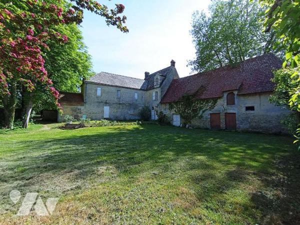 A ARGENTAN, un ancien prieuré d'environ 240m² comprenant:
-Au rez de chaussée: un séjour-salon...