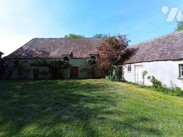 A ARGENTAN, un ancien prieuré d'environ 240m² comprenant:
-Au rez de chaussée: un séjour-salon...