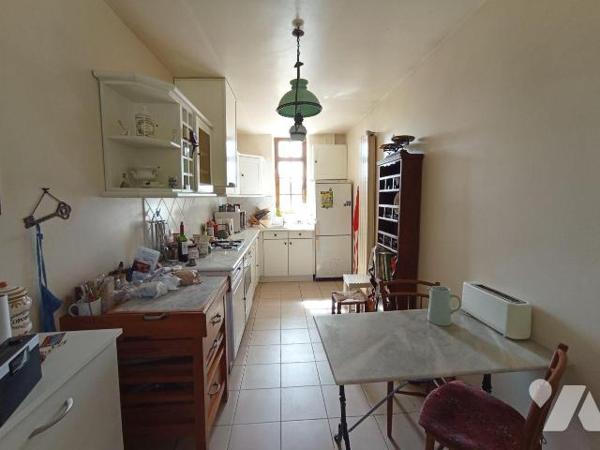A ARGENTAN, un ancien prieuré d'environ 240m² comprenant:
-Au rez de chaussée: un séjour-salon...
