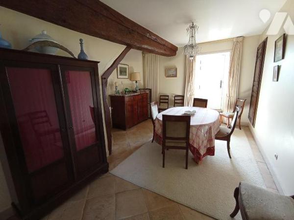 A ARGENTAN, un ancien prieuré d'environ 240m² comprenant:
-Au rez de chaussée: un séjour-salon...