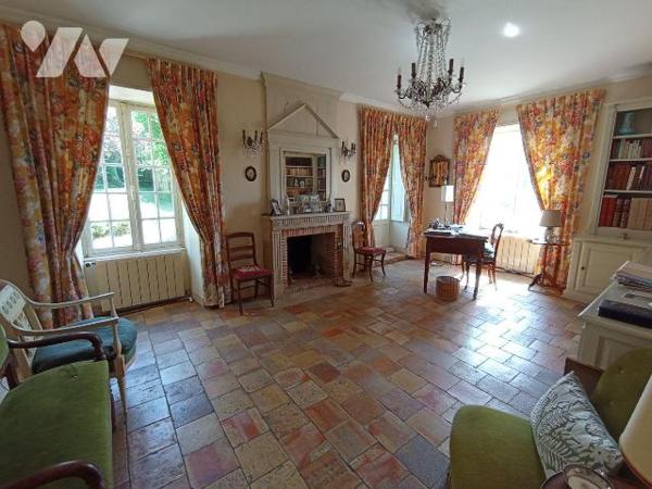A ARGENTAN, un ancien prieuré d'environ 240m² comprenant:
-Au rez de chaussée: un séjour-salon...