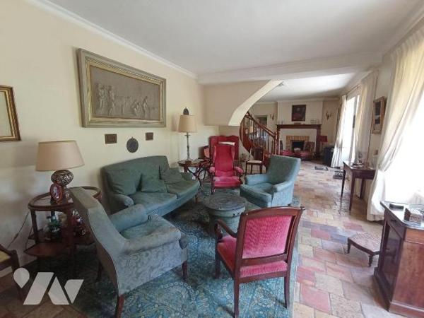 A ARGENTAN, un ancien prieuré d'environ 240m² comprenant:
-Au rez de chaussée: un séjour-salon...