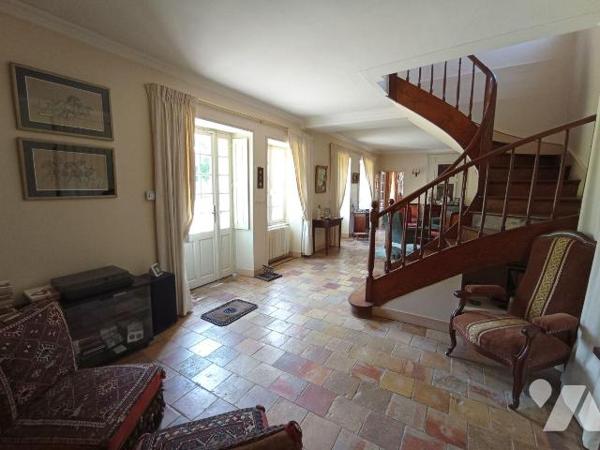 A ARGENTAN, un ancien prieuré d'environ 240m² comprenant:
-Au rez de chaussée: un séjour-salon...