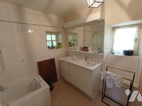 A ARGENTAN, un ancien prieuré d'environ 240m² comprenant:
-Au rez de chaussée: un séjour-salon...