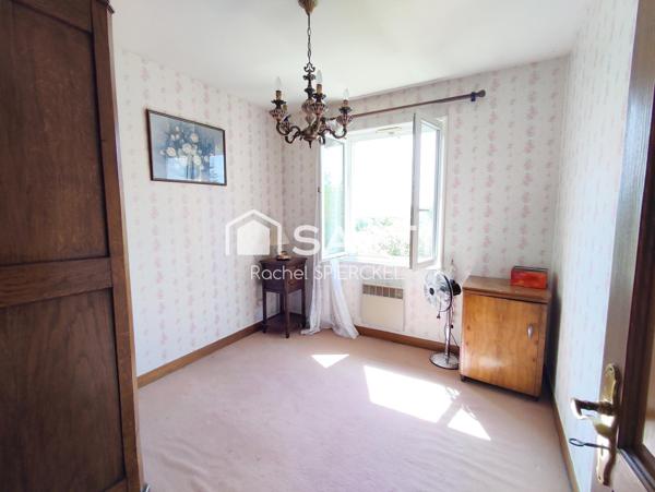 Maison individuelle sur demi niveau avec garage et grand jardin