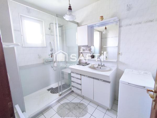 Maison individuelle sur demi niveau avec garage et grand jardin