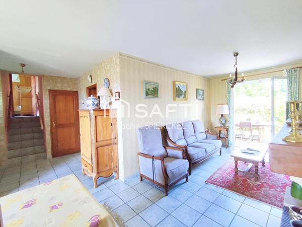 Maison individuelle sur demi niveau avec garage et grand jardin