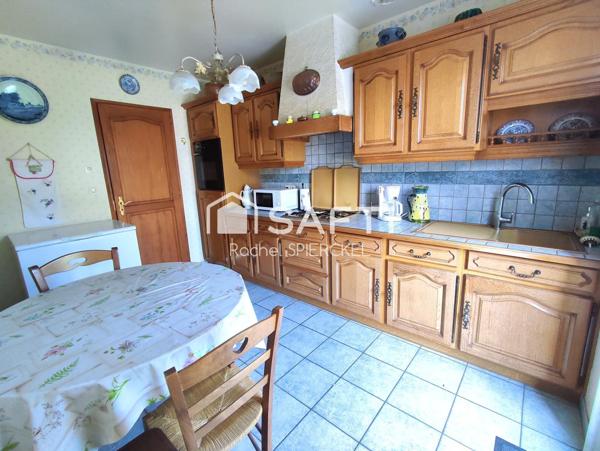 Maison individuelle sur demi niveau avec garage et grand jardin