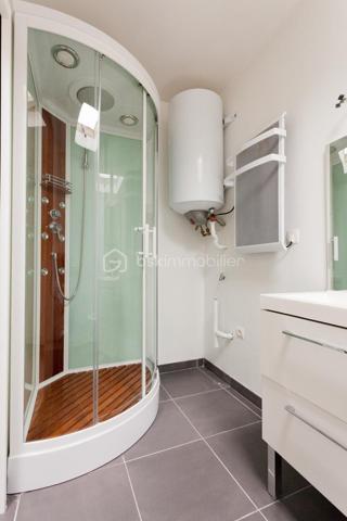 Dans un petit immeuble de charme de 3 appartements , à deux pas du port , du pont Colbert , des commerces
DANS UN QUARTIER  AUTHENTIQUE
2 pièces en RDC d'une surface de 32,66m2 comprenant séjour coin cuisine , coin chambre avec salle eau et wc
chauffage individuel électrique 
faible charge de copropriété
parking gratuit